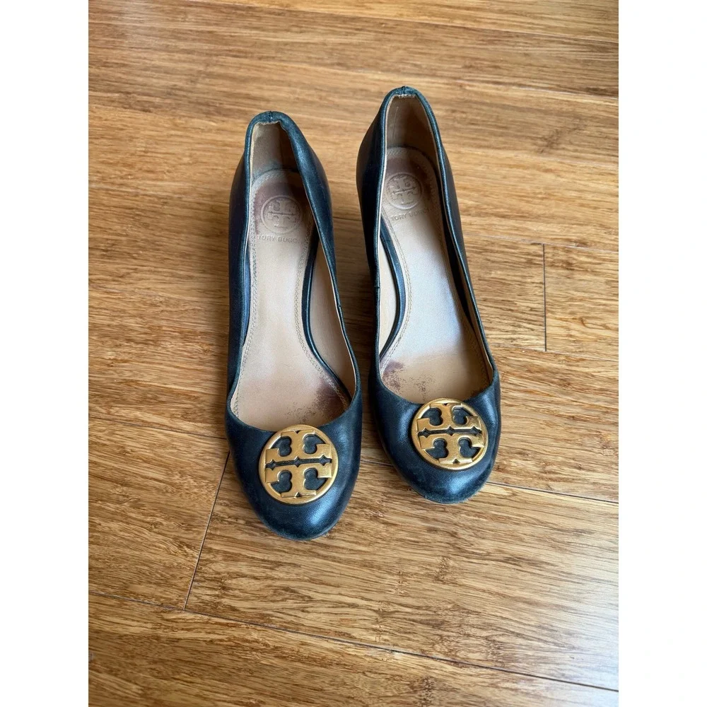 TORY BURCH Sally Wedge Pumps Womens 9 Black Good Gold Logo Leather Heels